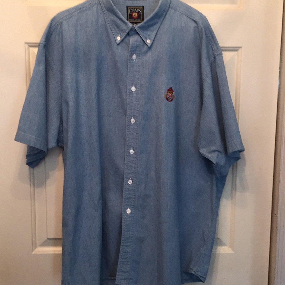 Blue chambray short sleeve shirt
